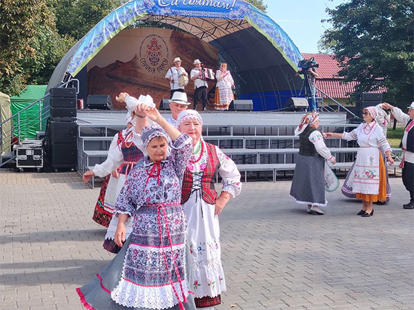 В рамках праздника “Слуцкие пояса” в Слуцке проходит мастер-класс народных бытовых танцев