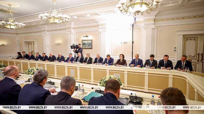 “Пока картина неоднозначная”. Лукашенко о работе экономики в 2025 году