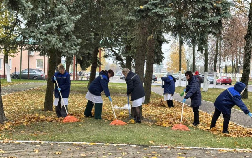 Республиканский субботник. Работники Слуцкого мясокомбината наводят порядок