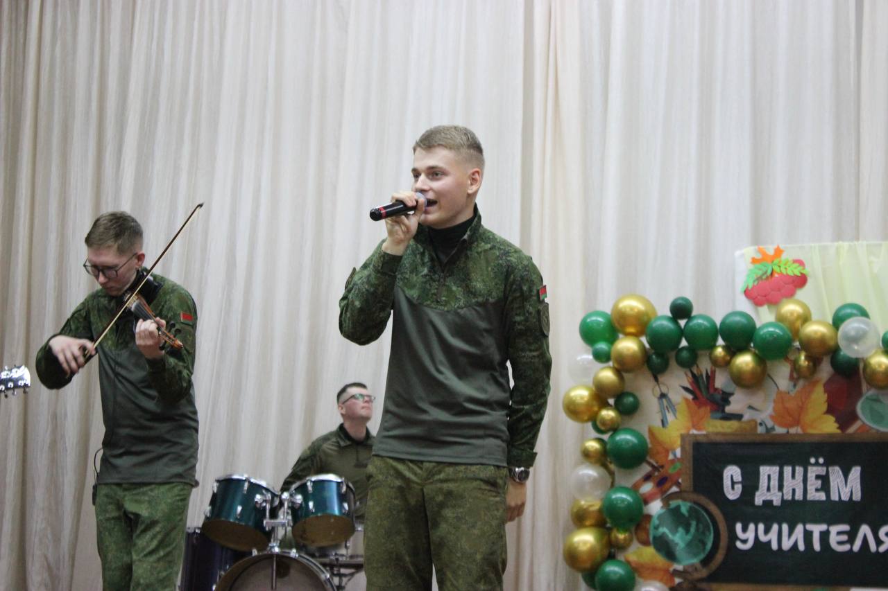 Торжественное выступление военных железнодорожников в Слуцке!