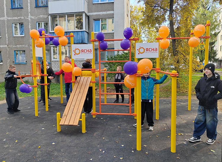 На улице Жукова обустроили новую игровую площадку