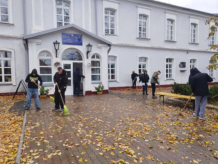 Учащиеся Слуцкого медколледжа приняли участие в субботнике