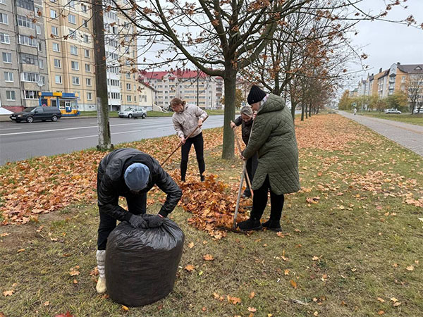 Ударно потрудились на субботнике работники Слуцкого лесхоза