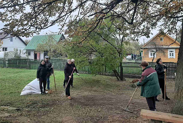 В республиканском субботнике активное участие приняли сотрудники Слуцкого территориального центра социального обслуживания населения