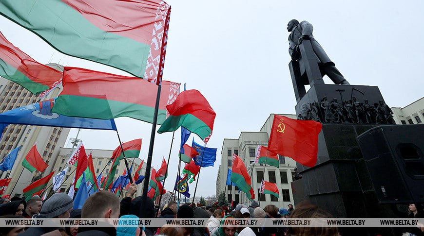 День трудовых достижений и важных открытий. Лукашенко подчеркнул созидательный смысл праздника 7 ноября