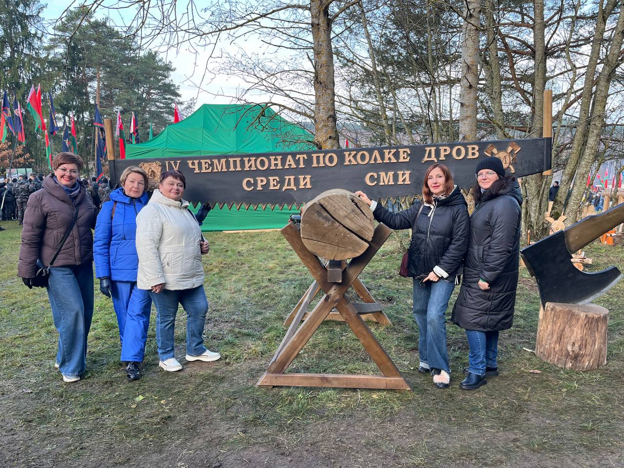 Слутчане – активные болельщики на чемпионате по колке дров