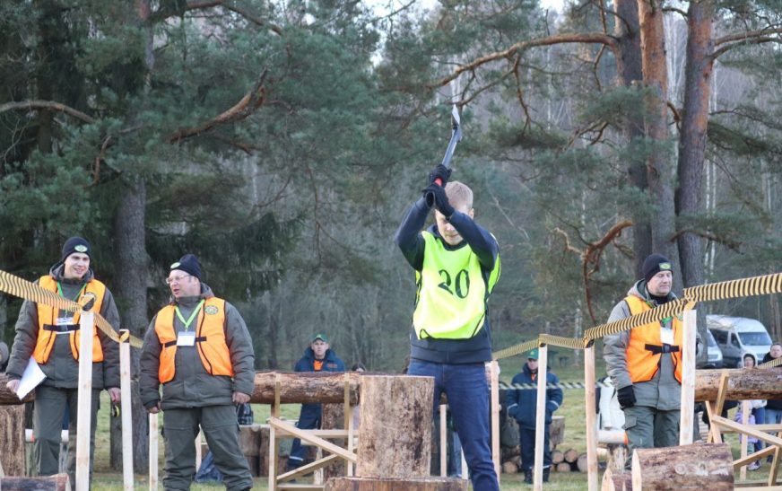Соревновательная часть чемпионата по колке дров стартовала
