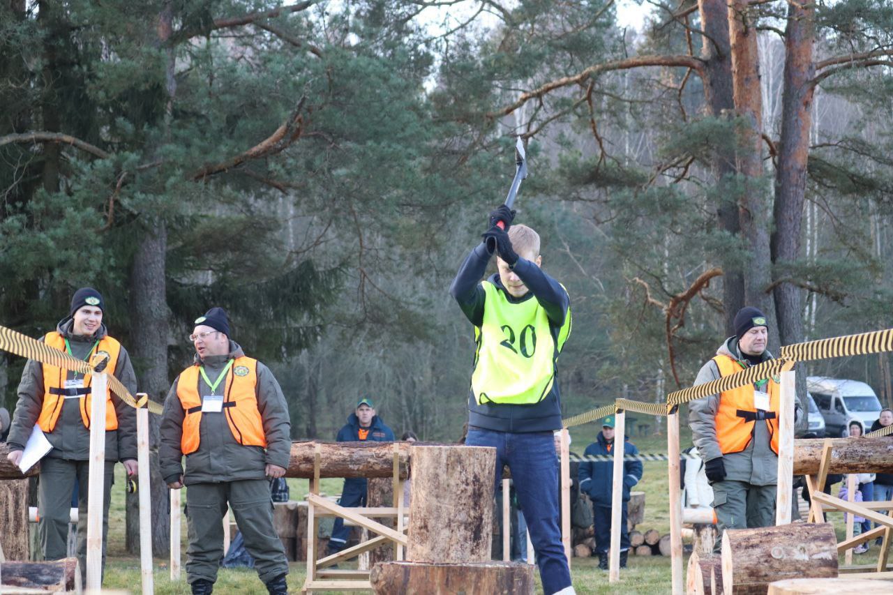 Соревновательная часть чемпионата по колке дров стартовала