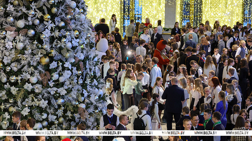 Лукашенко: страна всегда сильна традициями, одна из них в Беларуси – новогодние поздравления детей