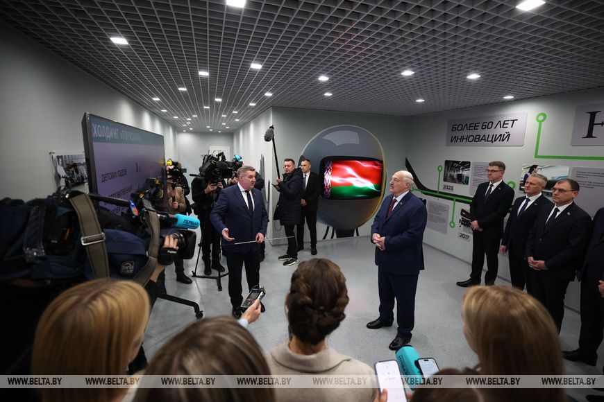 Лукашенко на “Горизонте” дал официальный старт массовому роботизированному производству телевизоров с ИИ