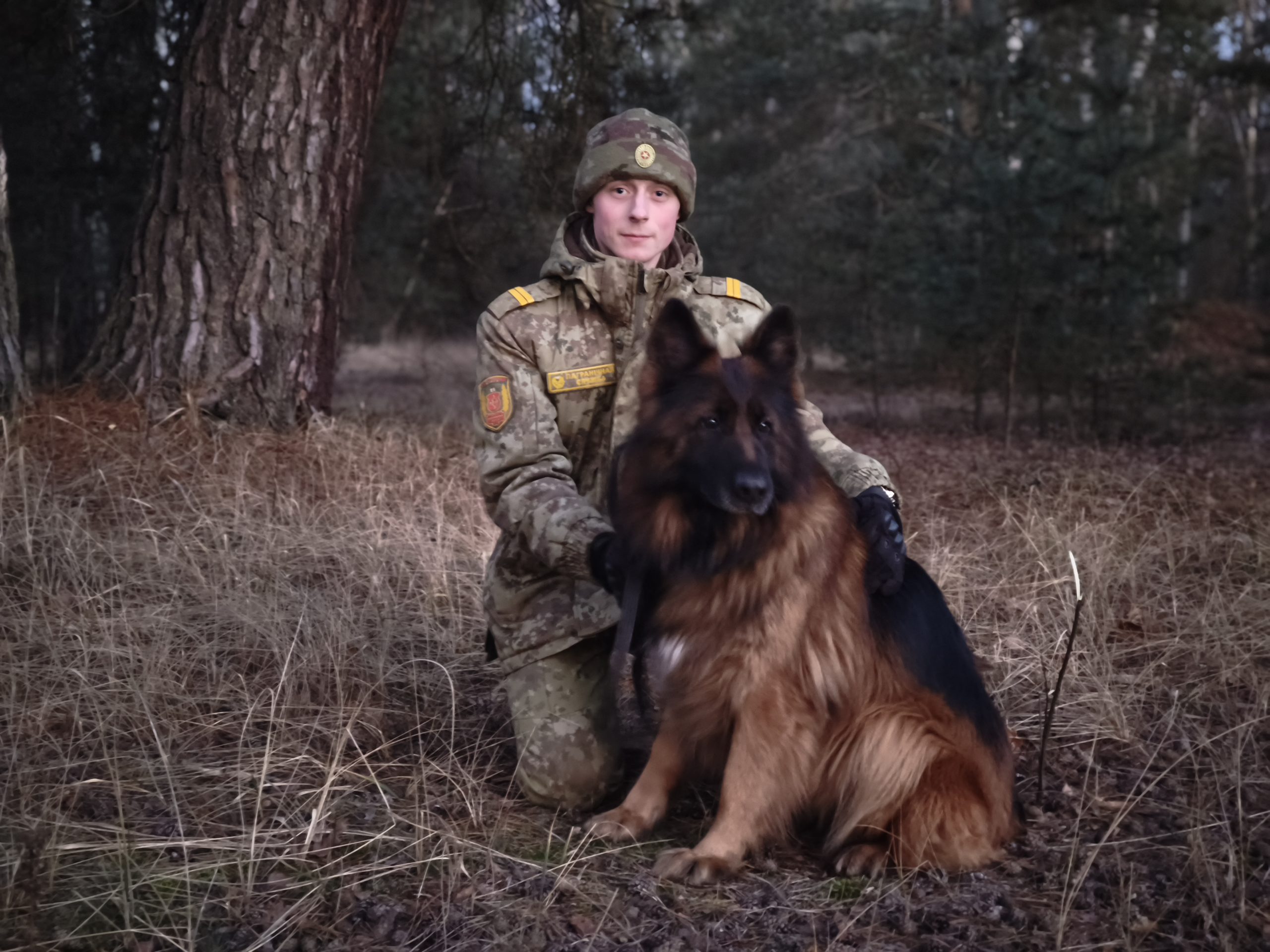 По семейному призванию: слутчанин Максим Сергейчик стал кинологом на пинской границе