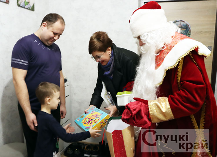 С подарками и хорошим настроением