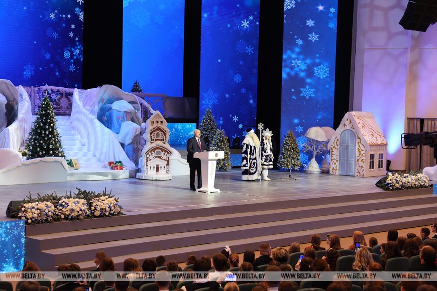 Лукашенко – детям: в Беларуси у всех как никогда равные возможности, надо только трудиться