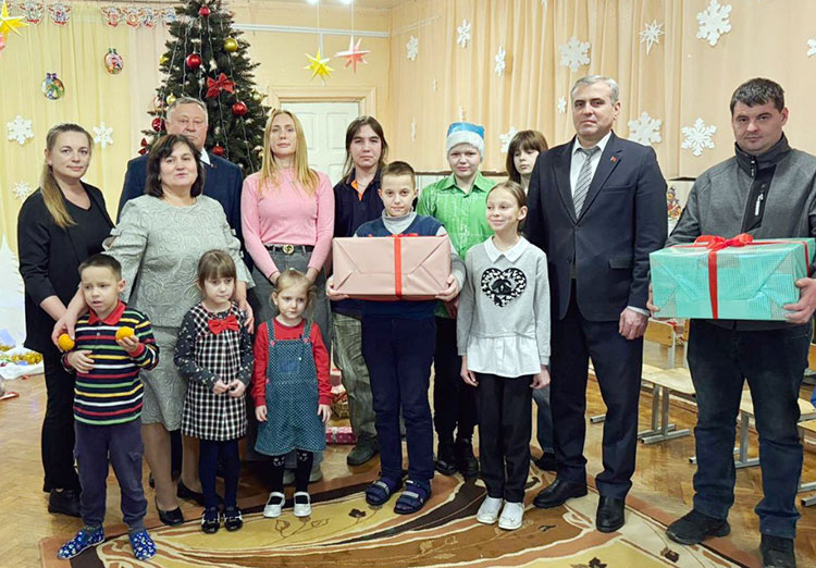 Идеологический и профсоюзный актив КУП “Слуцкое ЖКХ” посетил Слуцкий специализированный дом ребенка