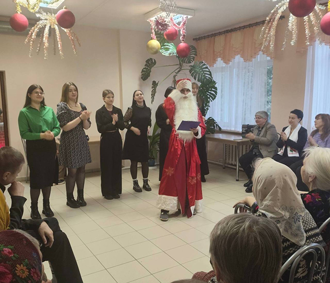 Учащиеся Слуцкого государственного медколледжа посетили постояльцев отделения круглосуточного пребывания граждан пожилого возраста и инвалидов