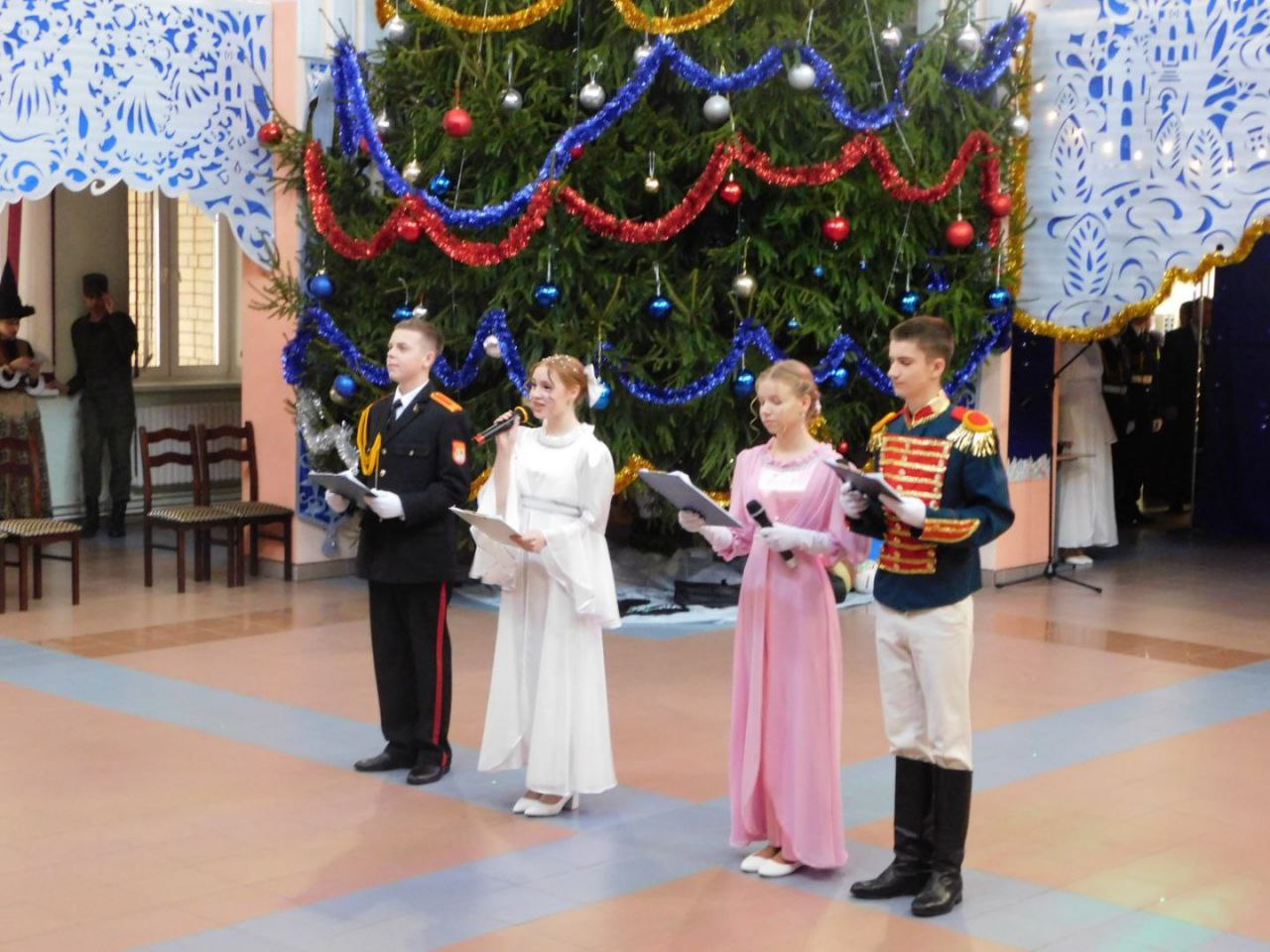 Под звуки вальса и полонеза