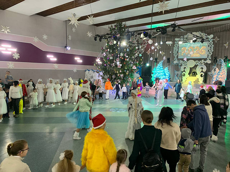 Новогоднее представление для детей показали в молодежном центре