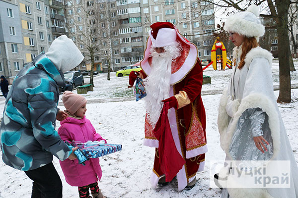 Подарками радуют юных слутчан в рамках районной акции «Елочка желаний»