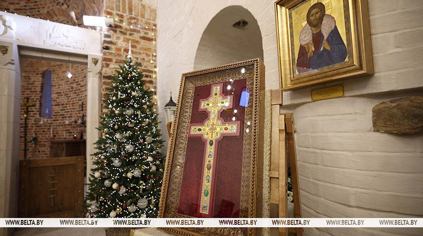 Лукашенко подарили копию Креста Евфросинии Полоцкой