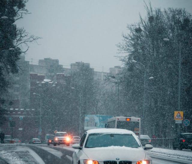 Почему «мокрый» асфальт может быть смертельно опасным?