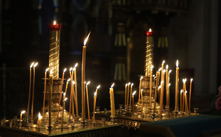 Православные верующие празднуют Сретение Господне 