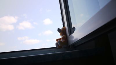 Трехлетняя девочка выпала из окна на пятом этаже в Кобрине