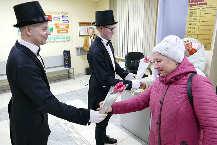 Душевно поздравили женщин Слуцкого РОВД