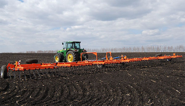 Закрытие влаги, пахота под весенний сев. Как проходят работы на Слуцком районе
