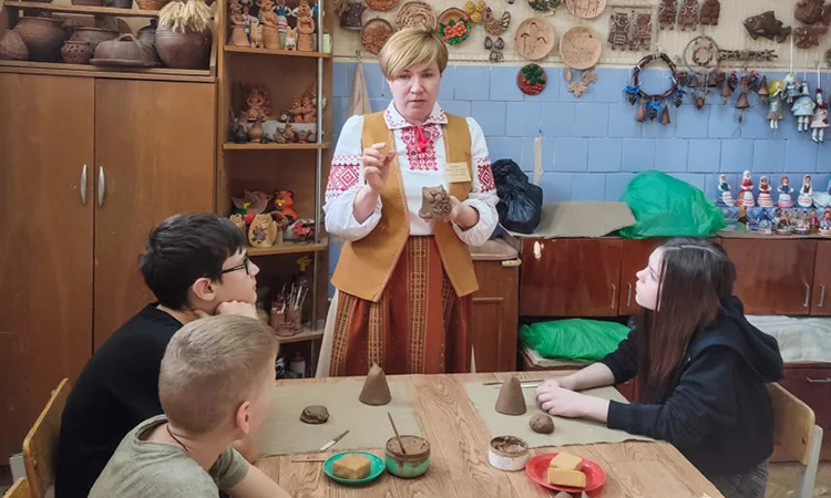 Выставка-экскурсия «Белорусские традиции» для школьного лагеря в Квасыничском центре ремесел
