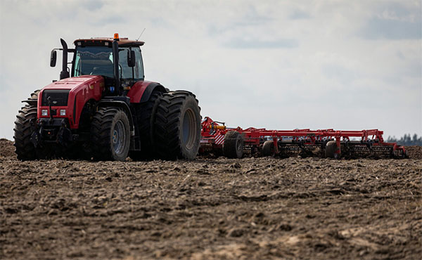 Аграрии Слутчины заняты полевыми работами