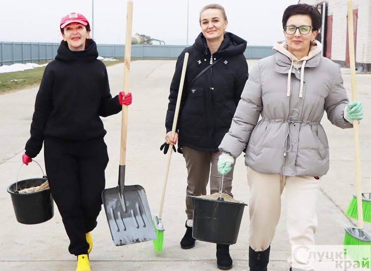 Работники Слуцкого райисполкома приняли участие в областном субботнике по наведению порядка на сельскохозяйственных объектах