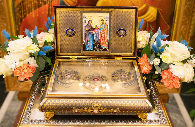 Поклониться святыне