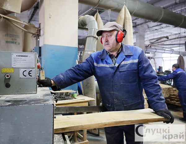 Драўніна – цудоўны матэрыял, перакананы працаўнік УП «Ямпаль-Слуцк» ГА «БелТІЗ» Пётр Жучкевіч