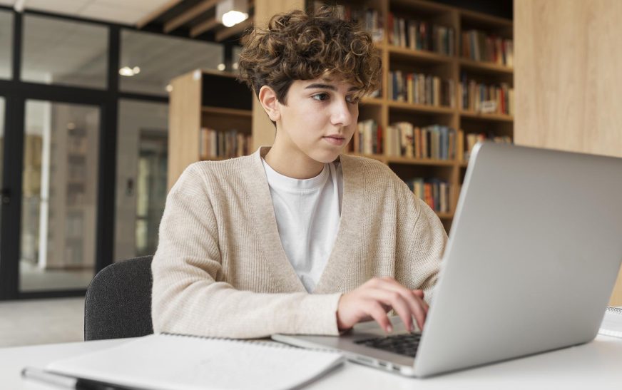 Рассказываем, как можно подать документы в вуз по электронной очереди