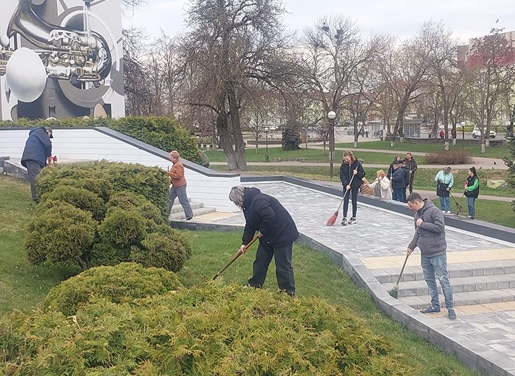 Работники Слуцкого городского Дома культуры навели порядок на территории около учреждения