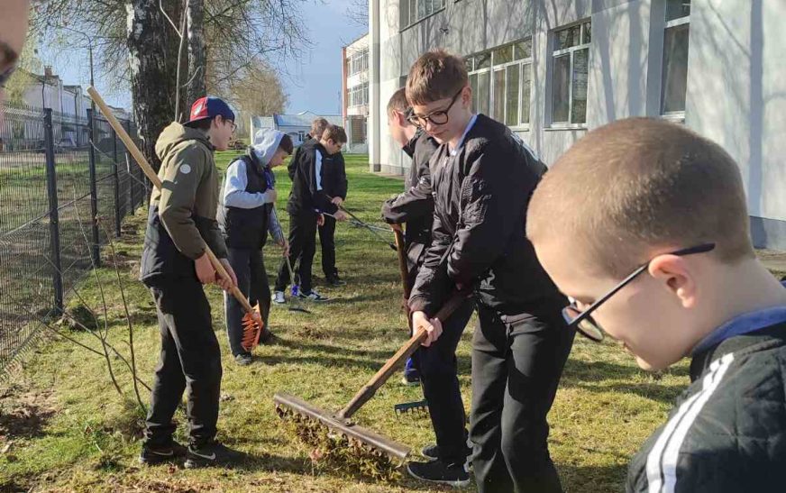 Слутчане принимают активное участие в месячнике по благоустройству