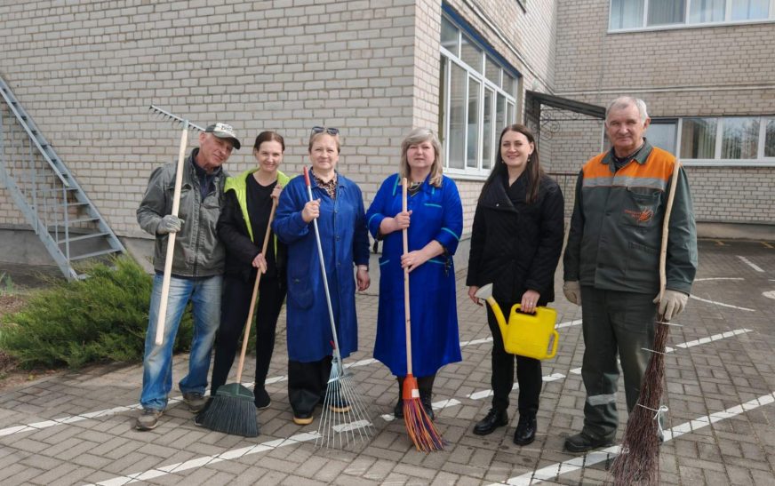 Дружно навели порядок на территории детского сада №20