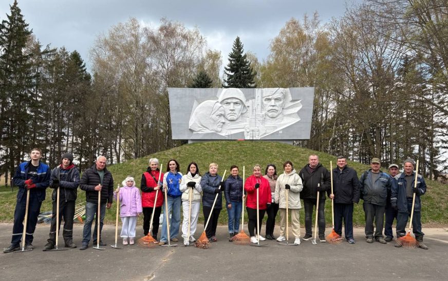Представители профсоюза работников АПК навели порядок возле памятника воинам-землякам в аг. Заполье