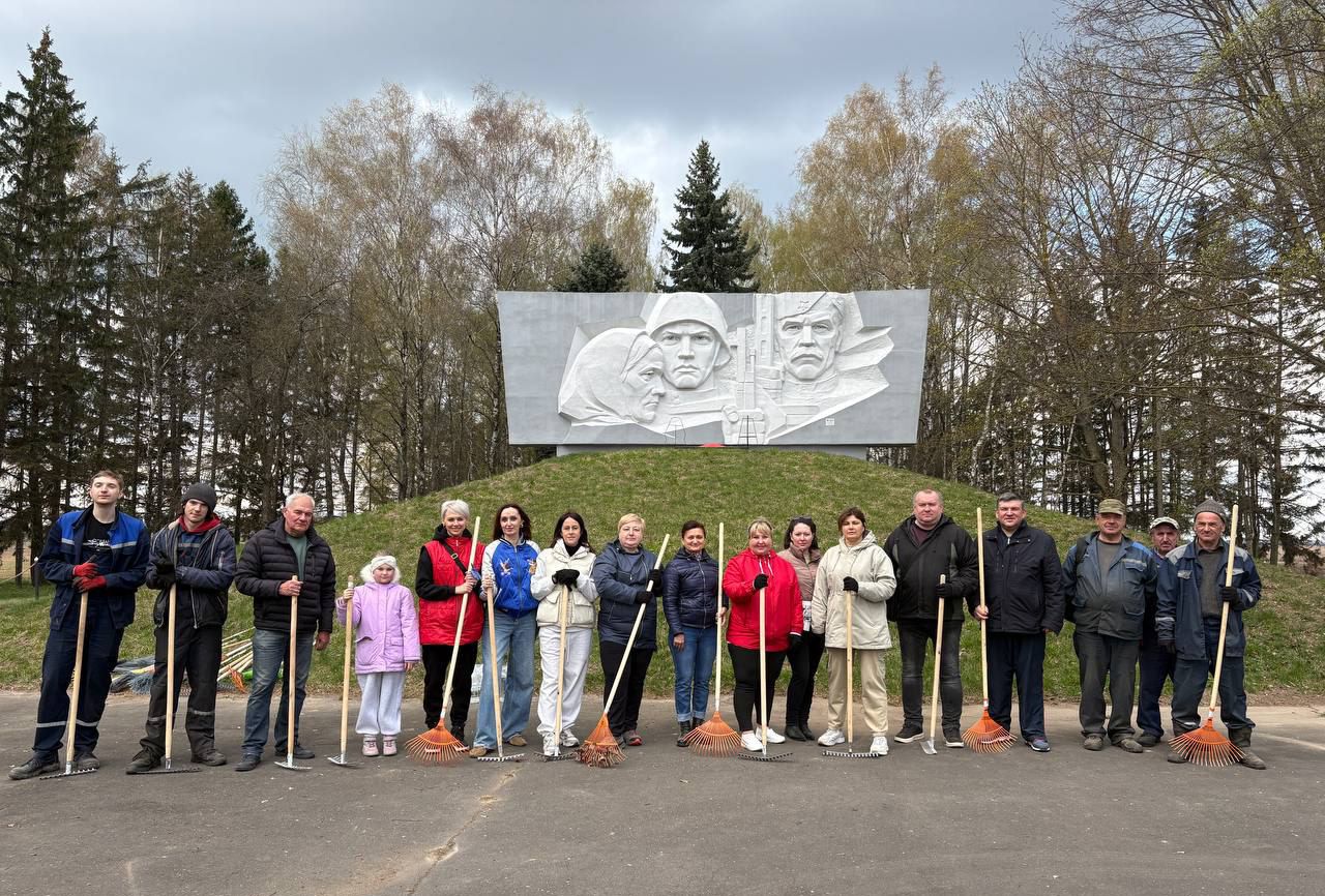 Представители профсоюза работников АПК навели порядок возле памятника воинам-землякам в аг. Заполье