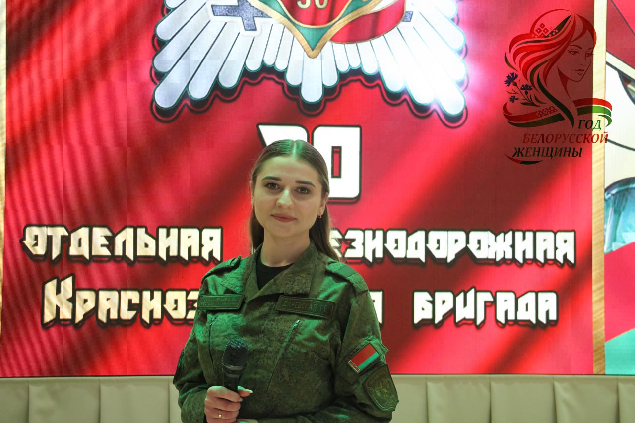 Девушка в погонах играет на саксофоне