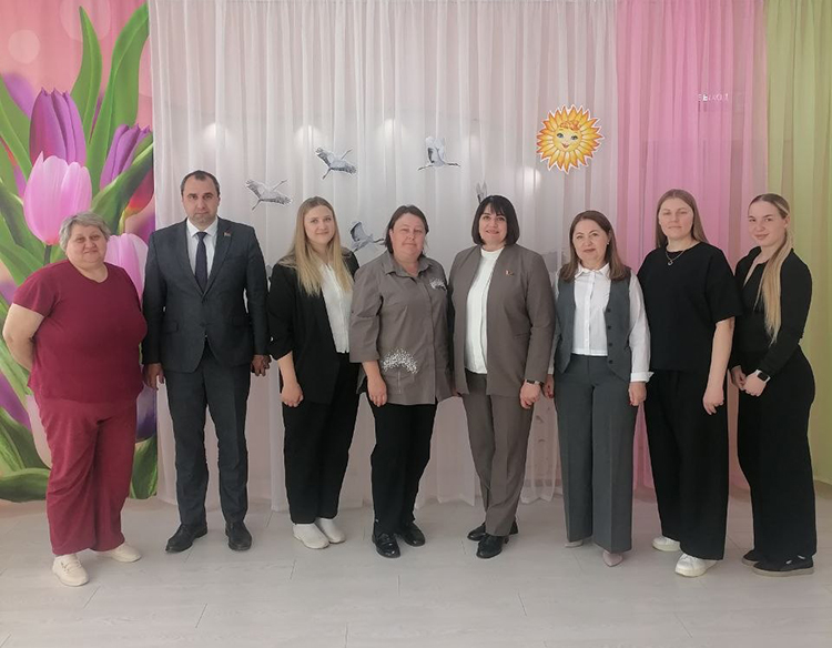 Парламентарий продолжает работу в округе