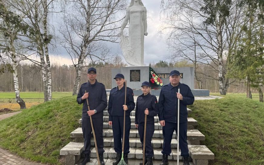 Сотрудники прокуратуры благоустраивали мемориальный комплекс в Переходах