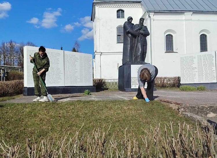 Работники Замостской детской школы искусств навели порядок на территории около памятника воинам-землякам
