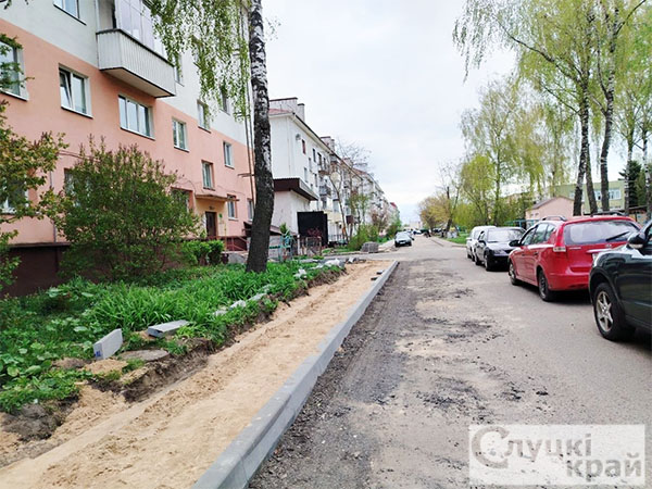 Фотофакт: работы по благоустройству дворовой территории в районе домов №148 –152 по улице Ленина в Слуцке продолжаются