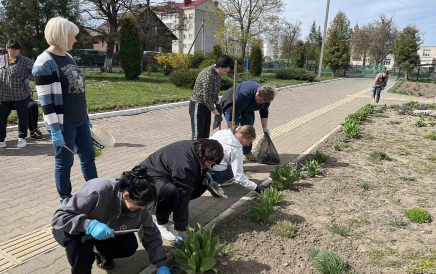 В числе участников месячника по благоустройству – работники Слуцкого ТЦСОН