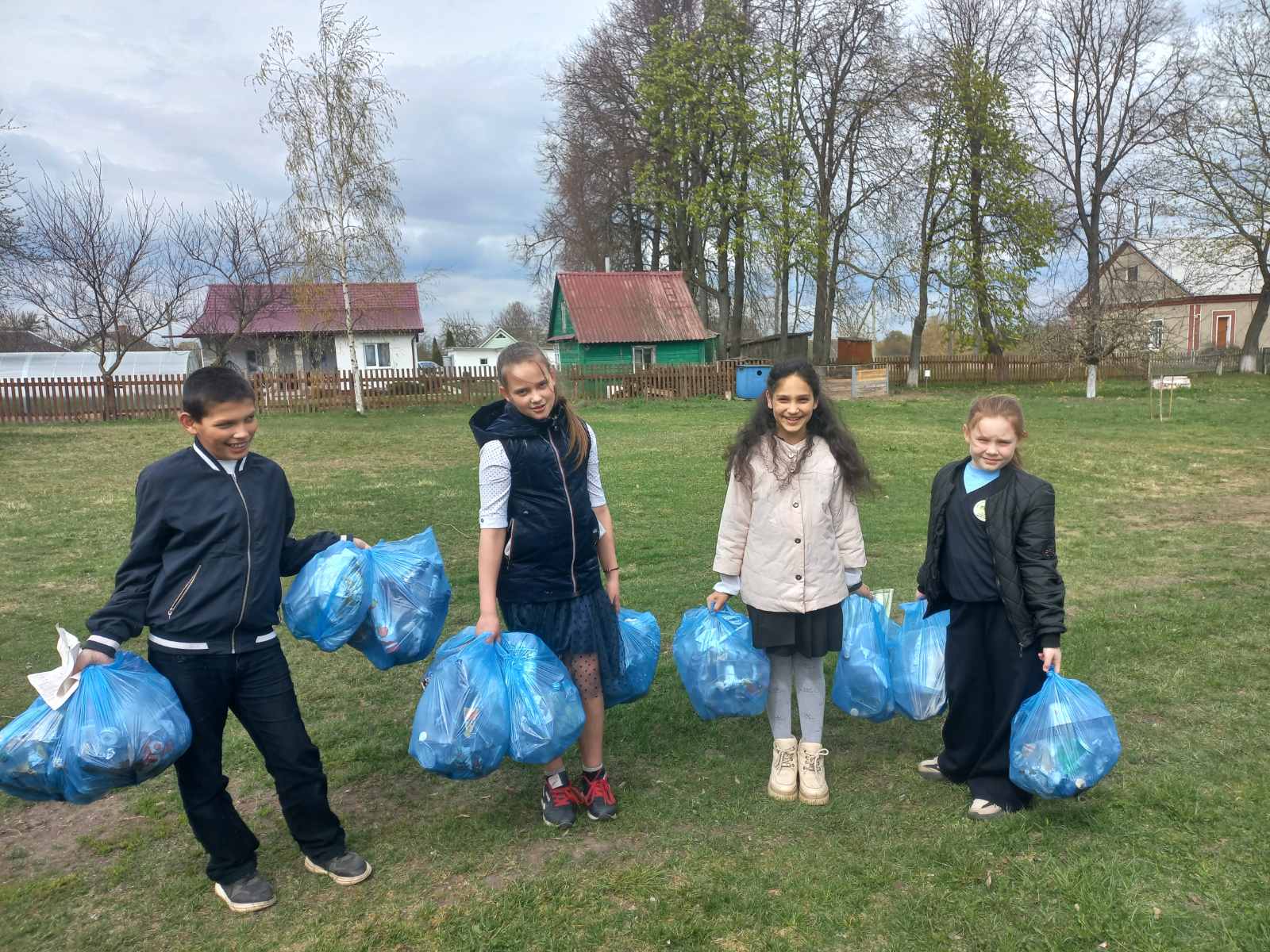 «Чистая обочина — дело привычное»: учащиеся Клепчанской базовой школы навели порядок у дороги