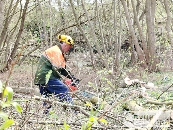 В субботнике участвуют все. Работники службы ЛЭП филиала Слуцкие электрические сети пришли на помощь труженикам ЖКХ