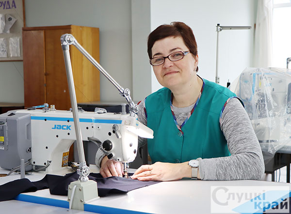 Ложится за строчкою строчка другая… Совсем не скучной считает свою работу швея Татьяна Цибулько