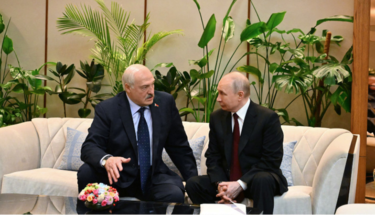 Лукашенко и Путин провели встречу на полях саммита ЕАЭС в Астане