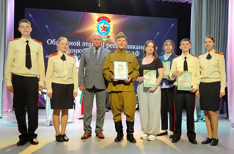 Любовь к Отечеству храня